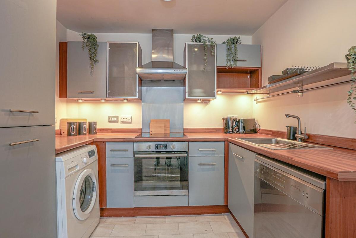 Elegant 2br Retreat With Secure Parking Birmingham