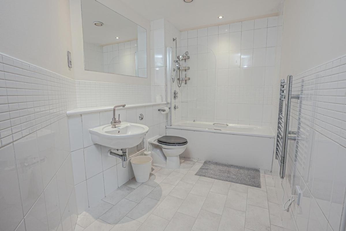 Elegant 2br Retreat With Secure Parking